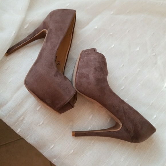 Taupe Heel - Picture 2 of 3